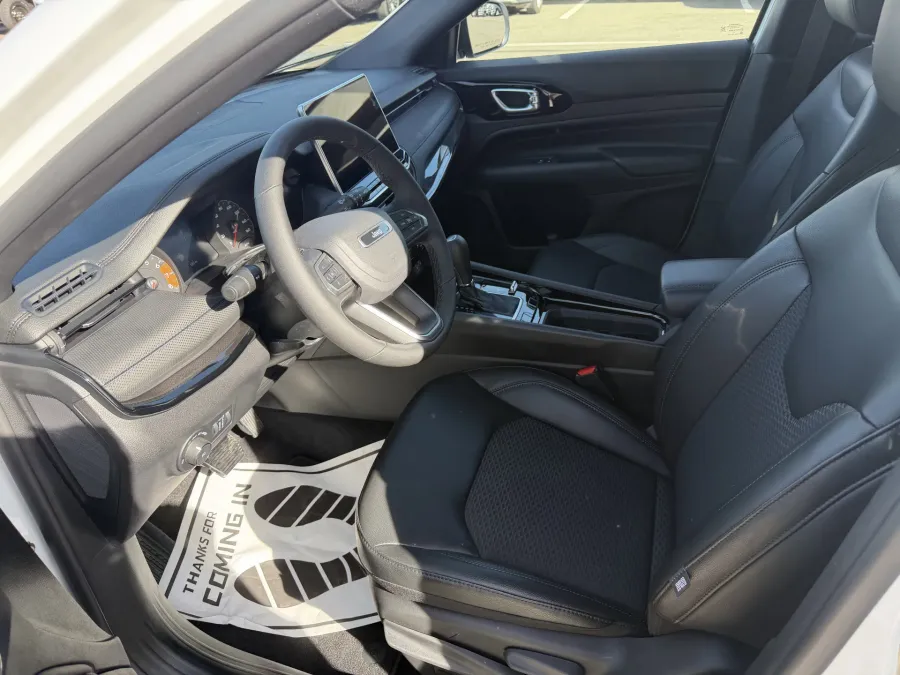 2026 Jeep Compass Latitude | Photo 13 of 18