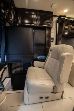 2022 Newmar London Aire 4579 | Thumbnail Photo 7 of 25