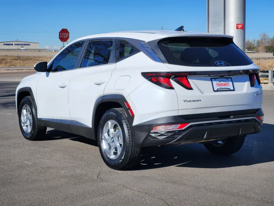 2022 Hyundai Tucson SE | Photo 2 of 20