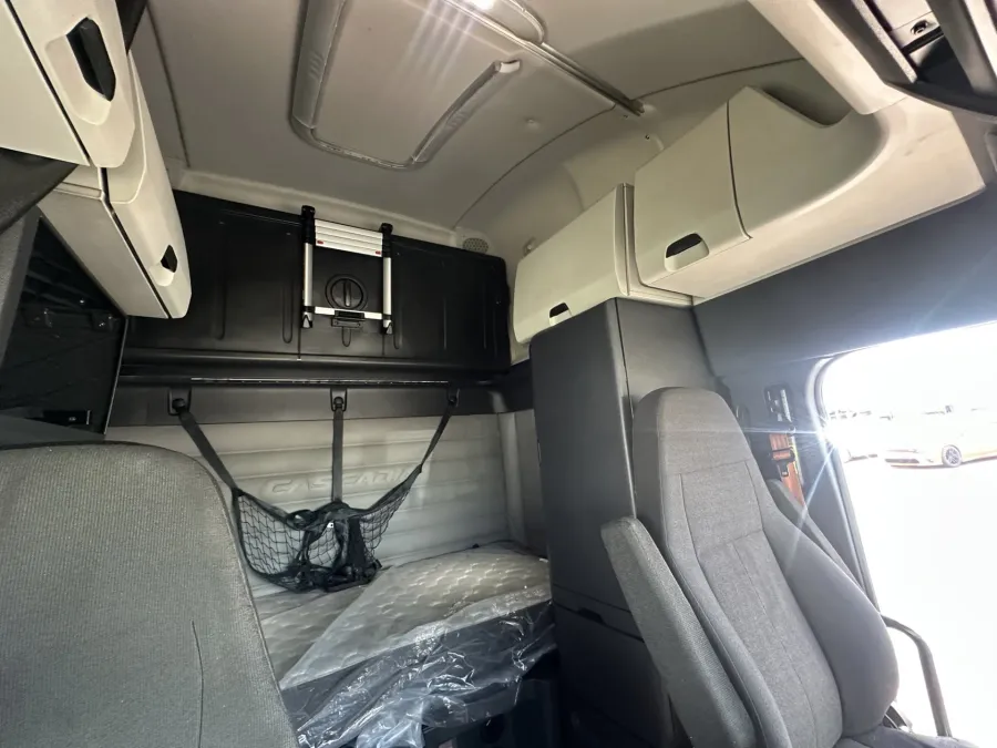 2020 Freightliner Cascadia | Photo 13 of 16