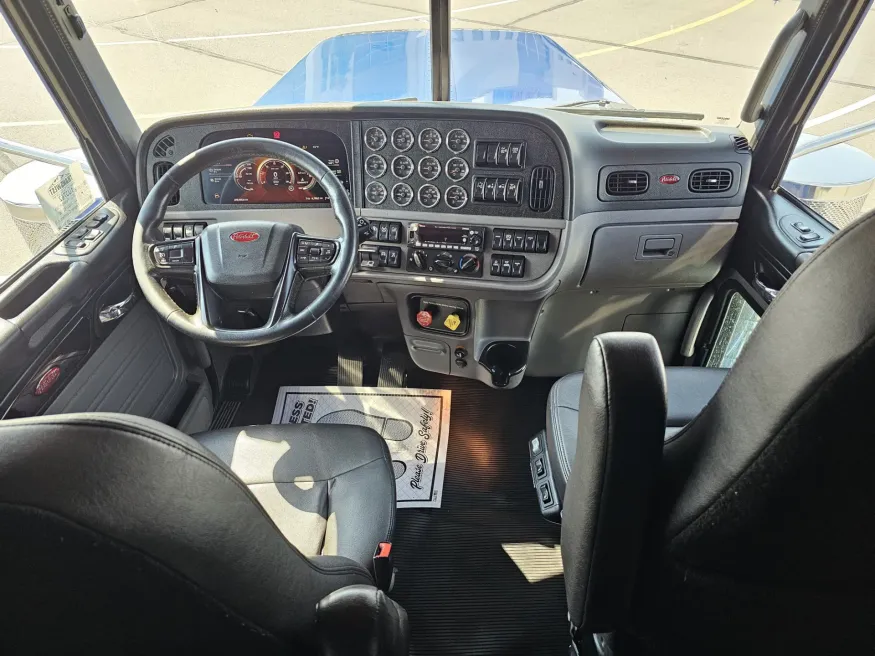 2022 Peterbilt 389 | Photo 14 of 23