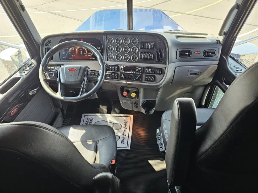 2022 Peterbilt 389 | Photo 14 of 23