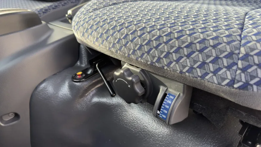 2024 Isuzu NRR | Photo 9 of 17