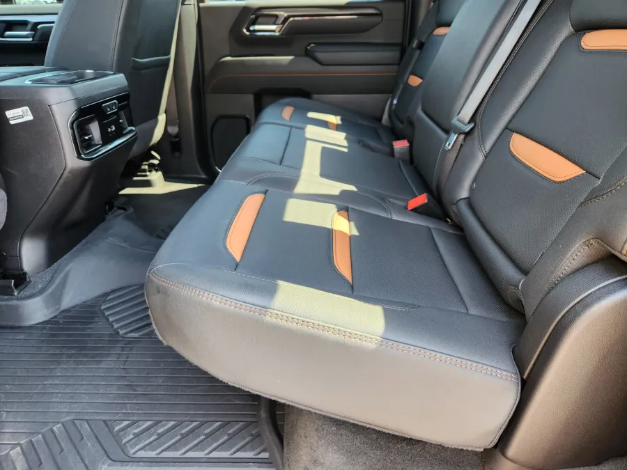 2025 GMC Sierra 2500HD AT4 | Photo 10 of 33