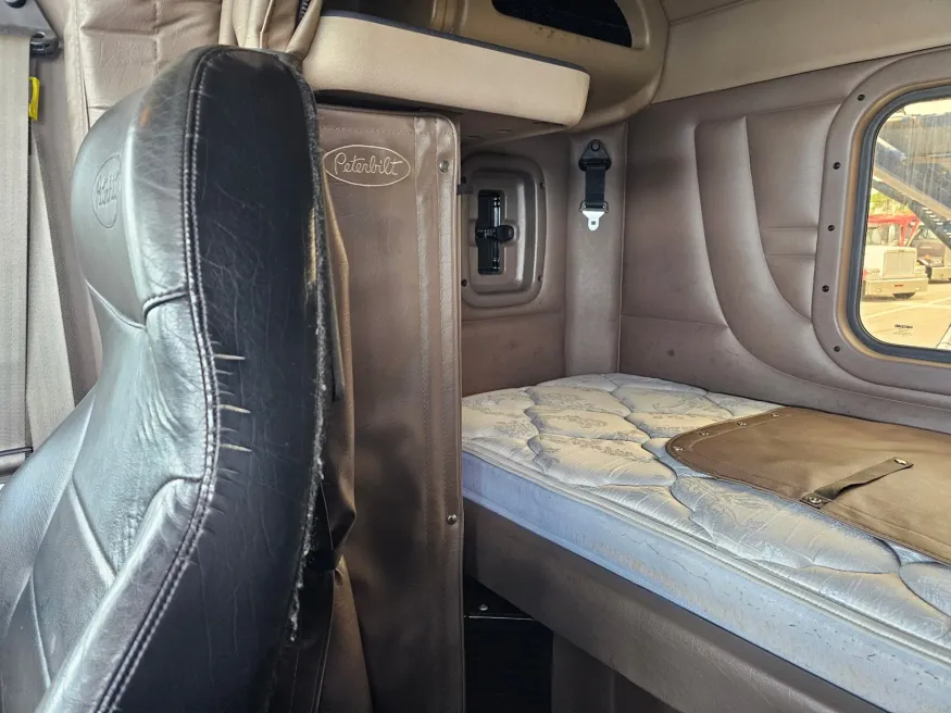 2019 Peterbilt 389 | Photo 12 of 24