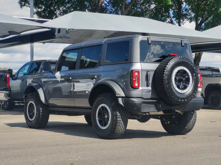 2024 Ford Bronco Badlands | Photo 4 of 25
