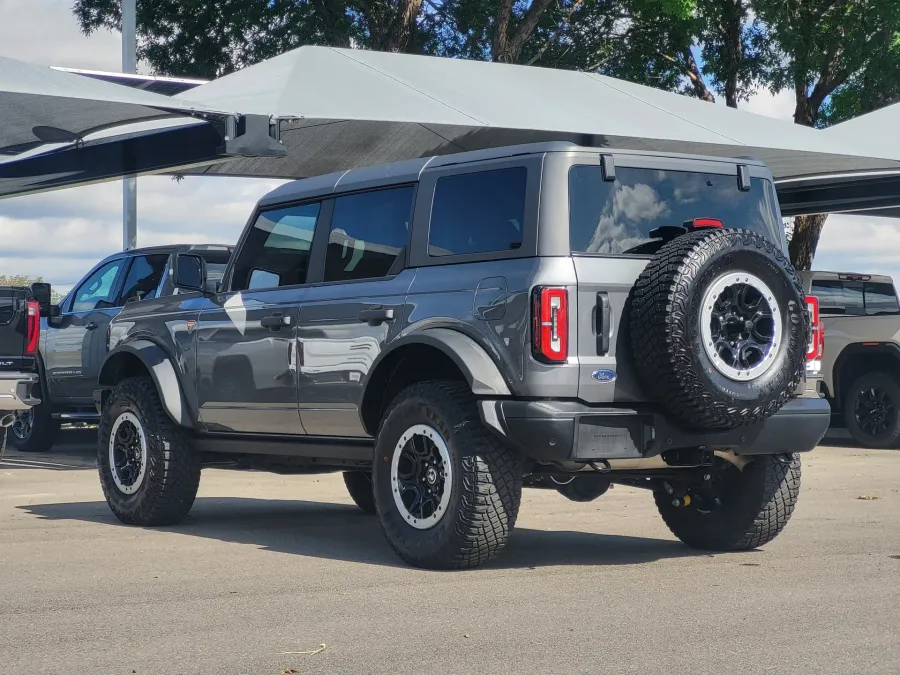 2024 Ford Bronco Badlands | Photo 4 of 25