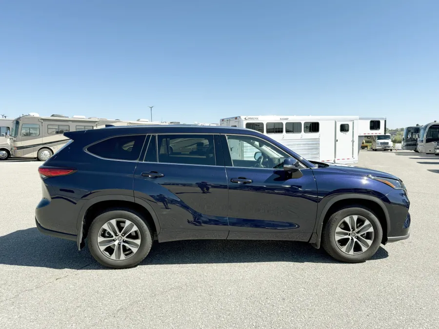 2021 Toyota Highlander XLE | Photo 16 of 22
