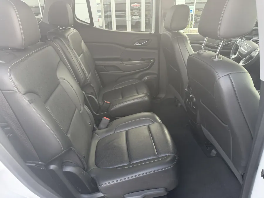2023 GMC Acadia SLT | Photo 10 of 22