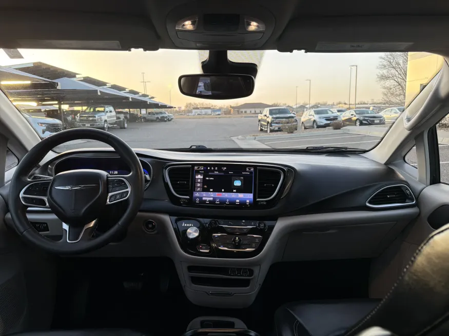 2023 Chrysler Pacifica Touring L | Photo 13 of 22