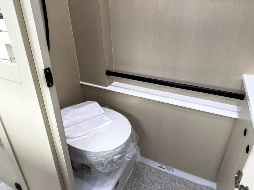 2026 Pleasure-way Ontour 2.2 AWD | Photo 15 of 21