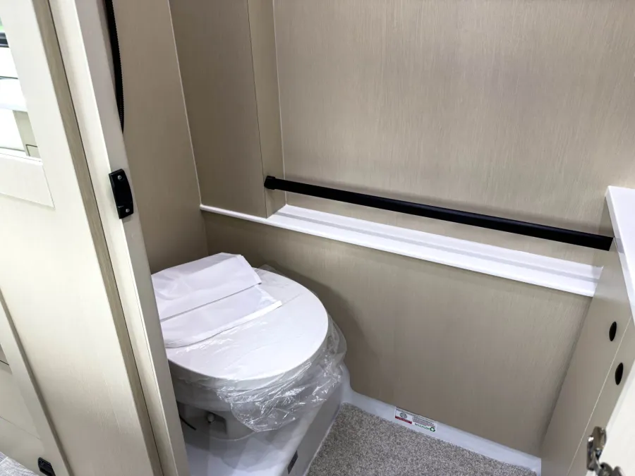 2026 Pleasure-way Ontour 2.2 AWD | Photo 15 of 21