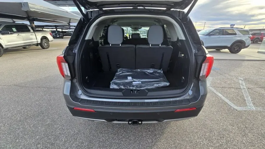 2026 Ford Explorer | Photo 8 of 31