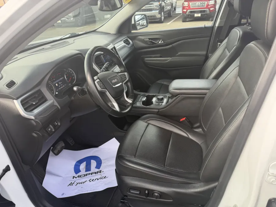 2023 GMC Acadia SLT | Photo 16 of 22