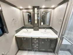 2019 Fleetwood Discovery 40M LXE | Thumbnail Photo 17 of 30