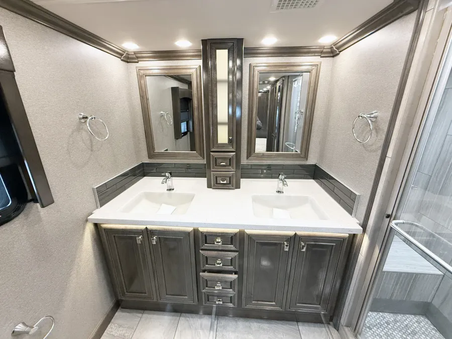 2019 Fleetwood Discovery 40M LXE | Photo 17 of 30