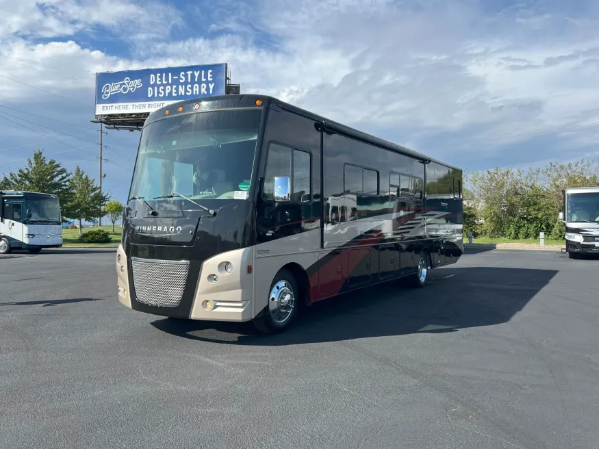 2019 Winnebago Sunstar LX 35F | Photo 8 of 20