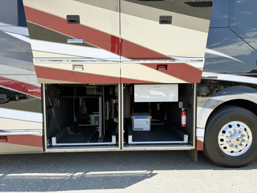 2023 Emerald Prevost H3-45 Double Slide | Photo 8 of 15