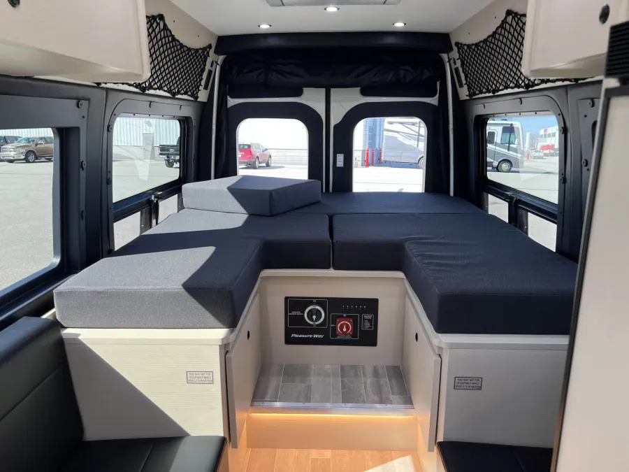 2026 Pleasure-way Plateau RB | Photo 23 of 28