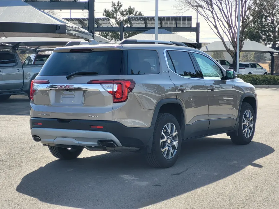 2023 GMC Acadia SLT | Photo 2 of 25