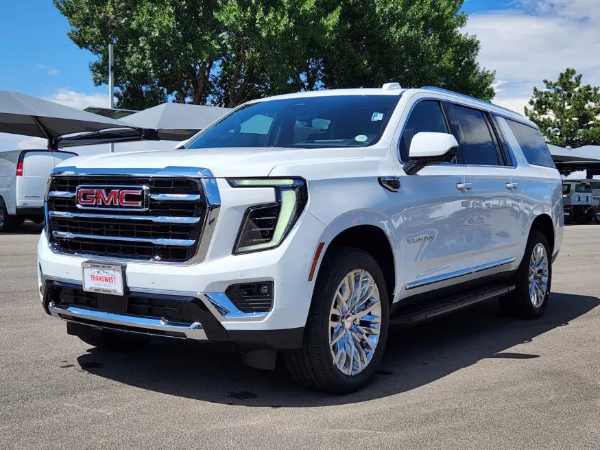 2025 GMC Yukon XL Elevation | Photo 3 of 33