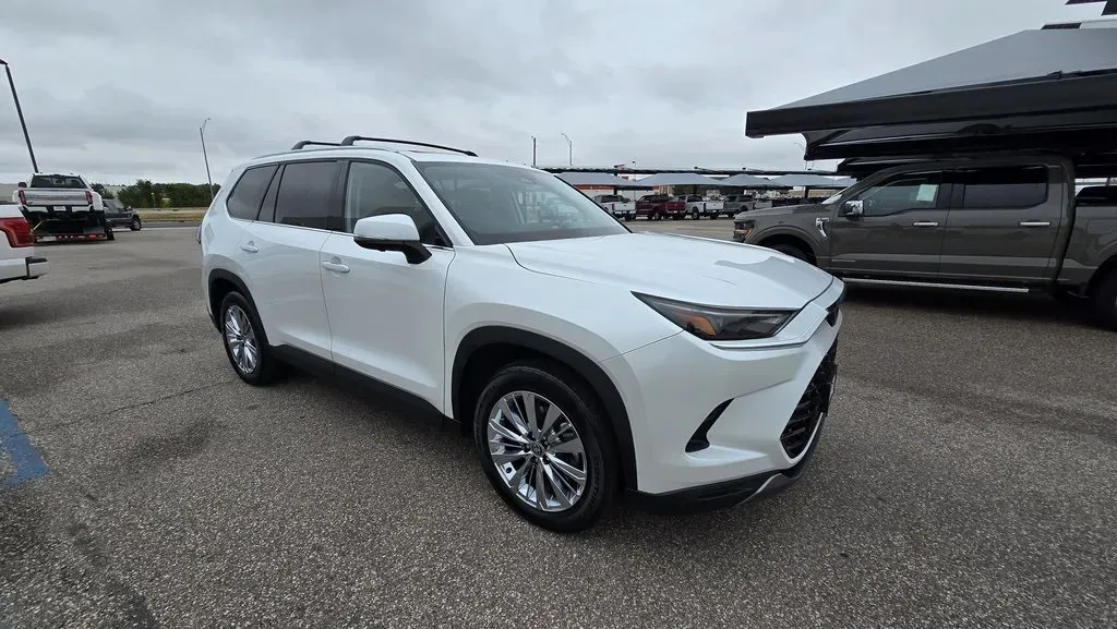 2024 Toyota Grand Highlander | Photo 3 of 33