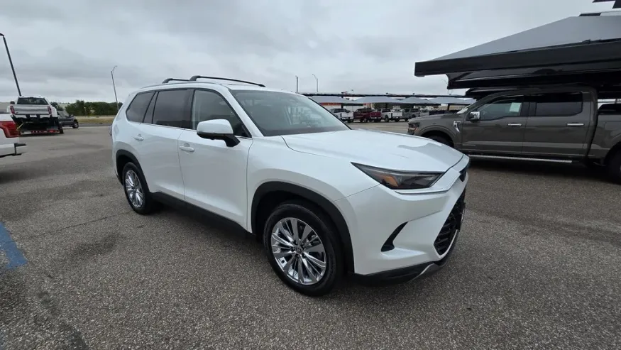 2024 Toyota Grand Highlander | Photo 3 of 33