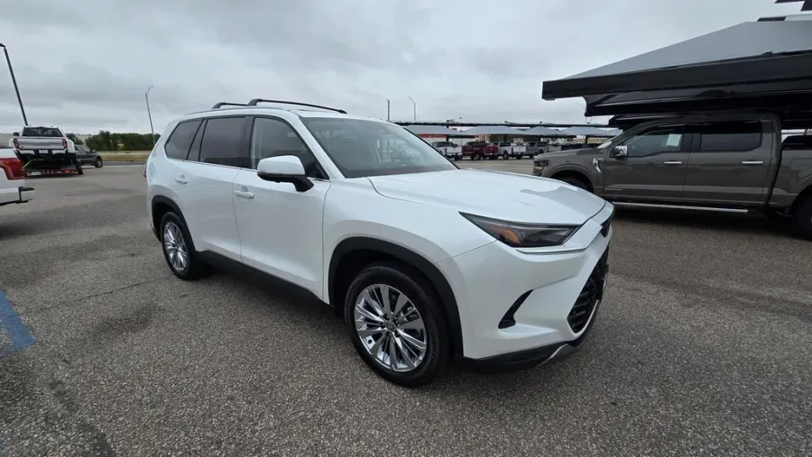 2024 Toyota Grand Highlander | Photo 3 of 33