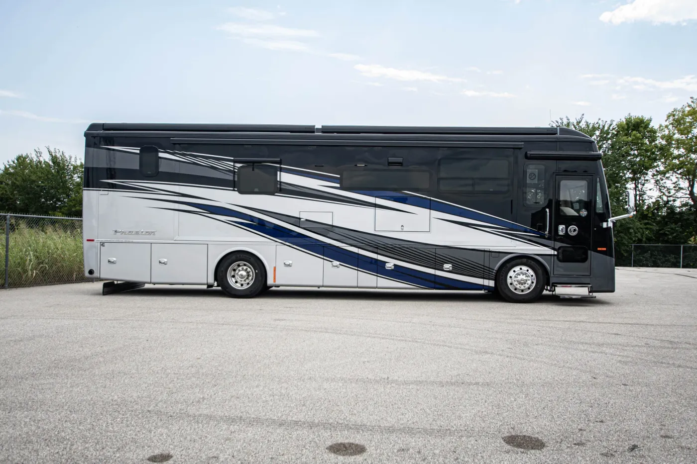 2026 Tiffin Phaeton 37BH | Photo 4 of 25