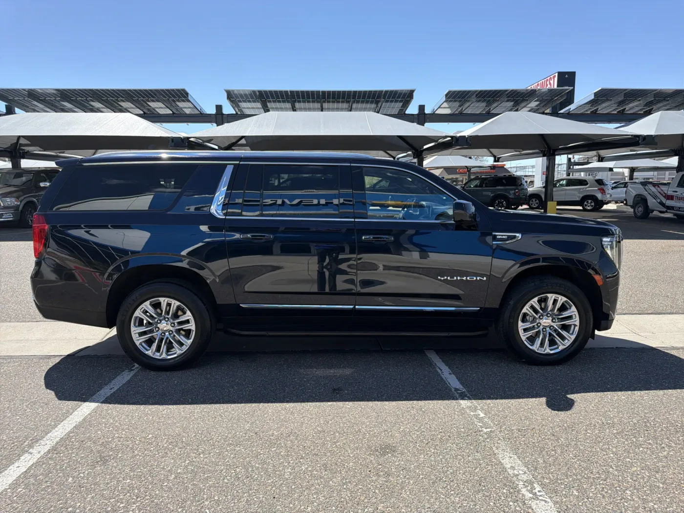 2024 GMC Yukon XL SLT | Photo 5 of 22