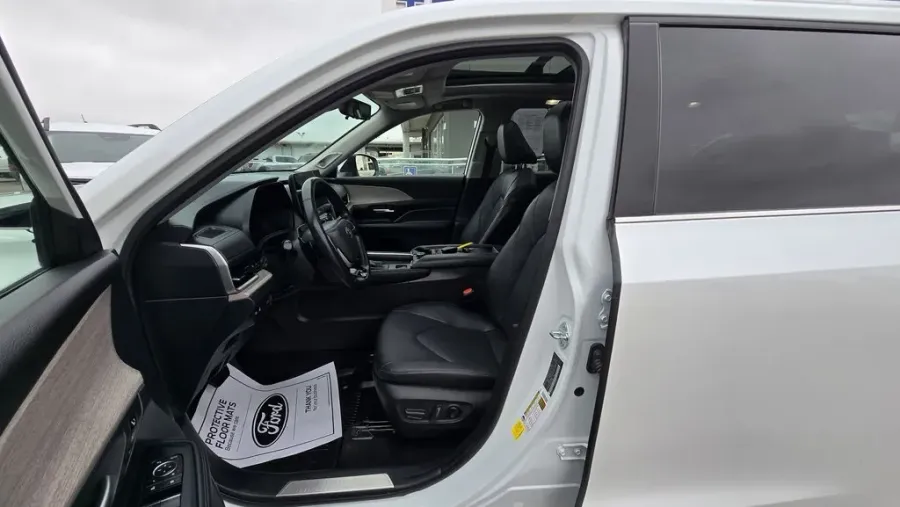 2024 Toyota Grand Highlander | Photo 14 of 33