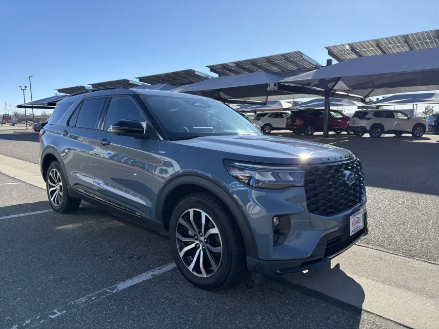 2025 Ford Explorer ST-Line | Photo 6 of 23