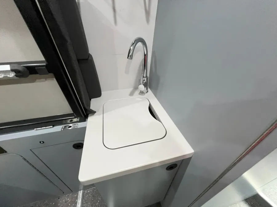 2022 Pleasure-way Rekon 4x4 | Photo 16 of 20