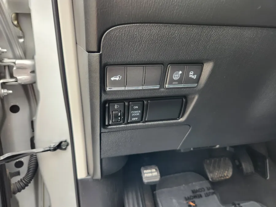 2017 Infiniti QX80 | Photo 6 of 33