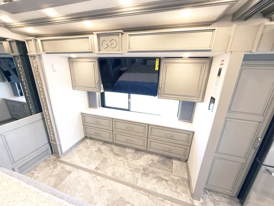 2026 Newmar Essex 4551 | Photo 15 of 33