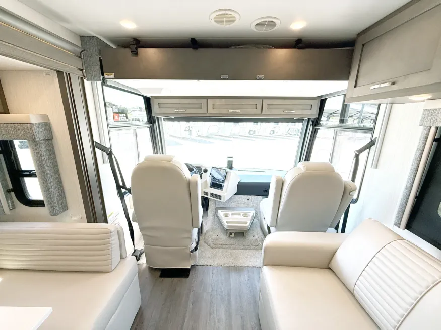 2027 Newmar Bay Star 3640 | Photo 6 of 31