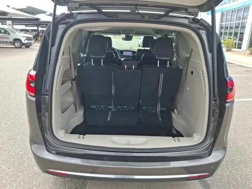 2023 Chrysler Pacifica Touring L | Photo 8 of 23