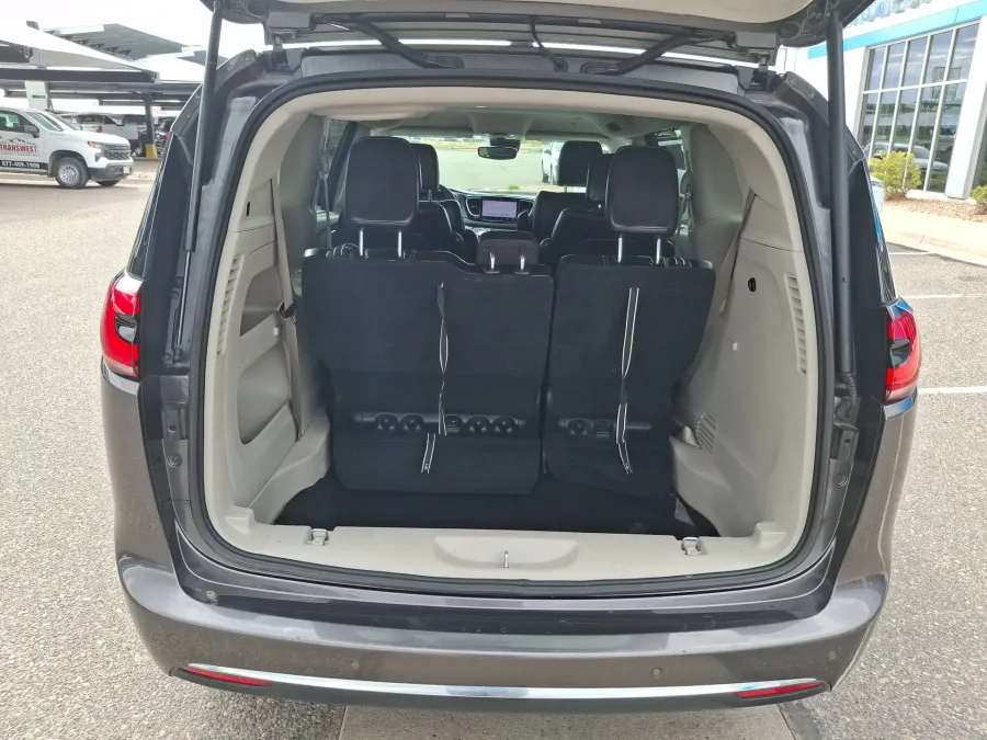2023 Chrysler Pacifica Touring L | Photo 8 of 23