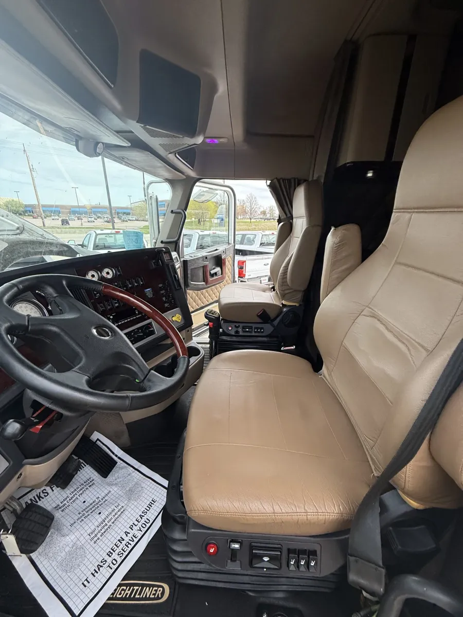 2023 Freightliner 122SD | Photo 9 of 17