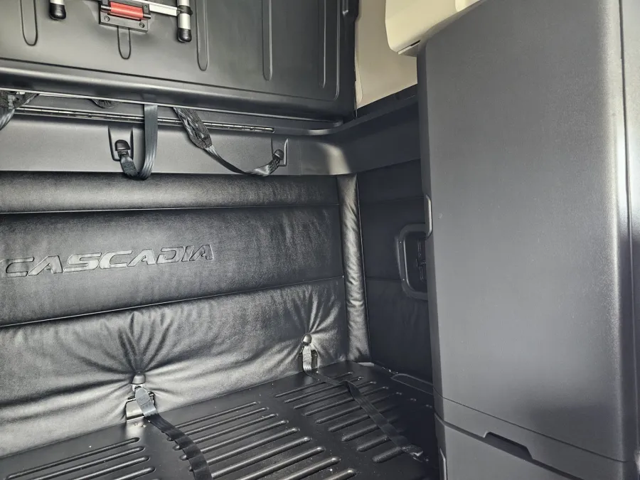 2023 Freightliner Cascadia | Photo 13 of 20