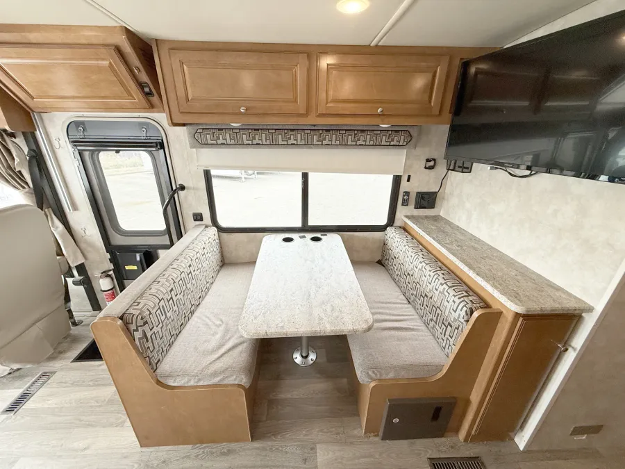 2018 Winnebago Vista 29 VE | Photo 9 of 24