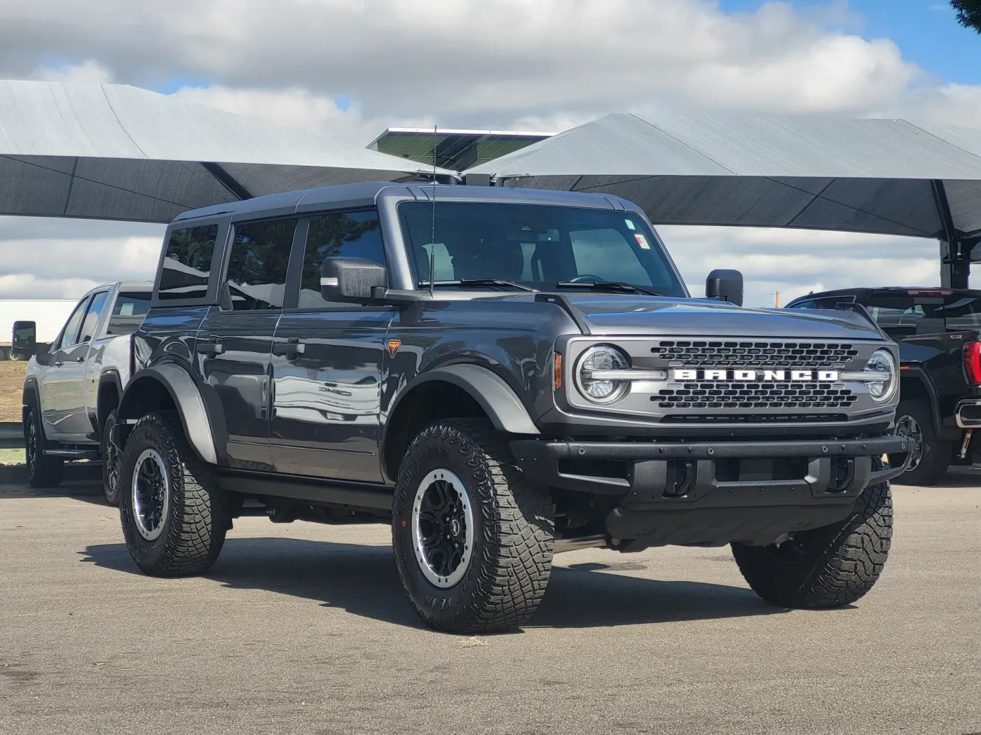 2024 Ford Bronco Badlands | Photo 2 of 25