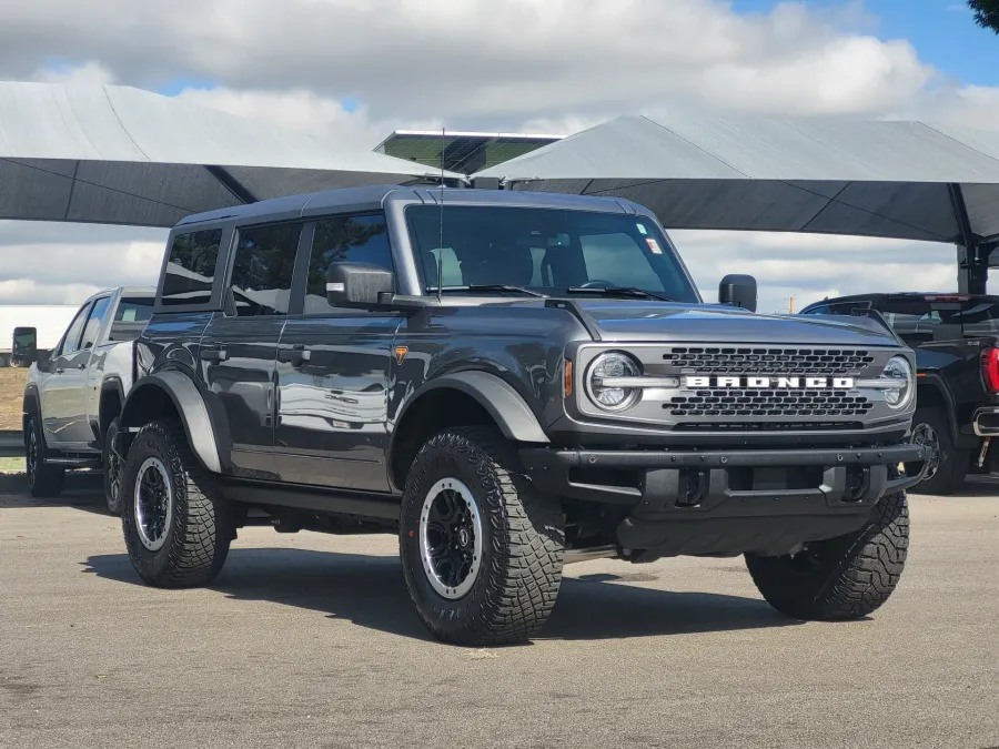 2024 Ford Bronco Badlands | Photo 2 of 25