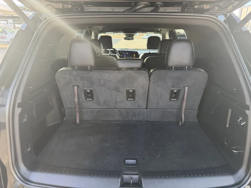 2025 Chevrolet Traverse AWD LT | Photo 8 of 22