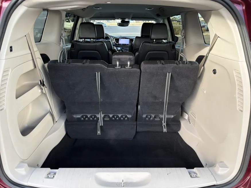 2023 Chrysler Pacifica Touring L | Photo 8 of 23