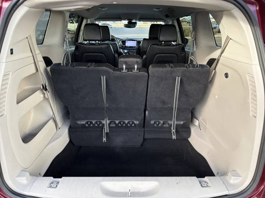 2023 Chrysler Pacifica Touring L | Photo 8 of 23