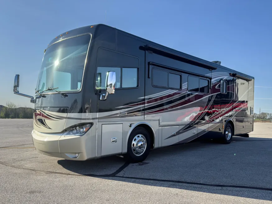 2013 Tiffin Phaeton 36QSH | Photo 9 of 39
