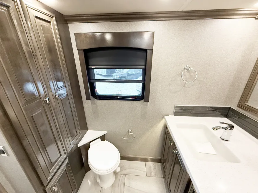 2019 Fleetwood Discovery 40M LXE | Photo 16 of 30