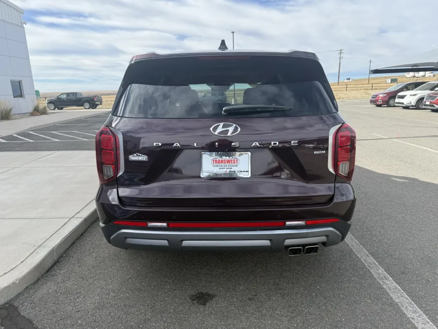 2024 Hyundai Palisade Limited | Photo 6 of 26