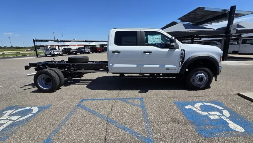 2025 Ford Super Duty F-450 | Photo 4 of 26